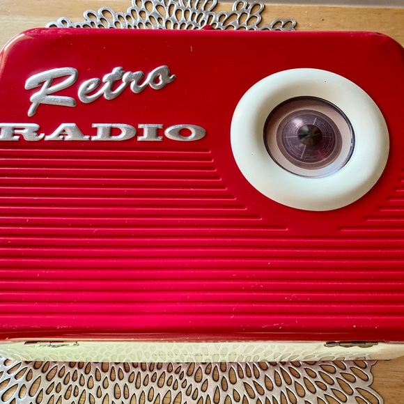 Collectible RETRO RADIO Lunchbox Red/White/Crome - Picture 5 of 10